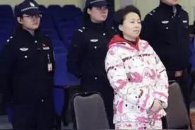 包养16名年轻小伙只为享乐，重庆唯一女黑帮老大谢才萍如今怎样图片