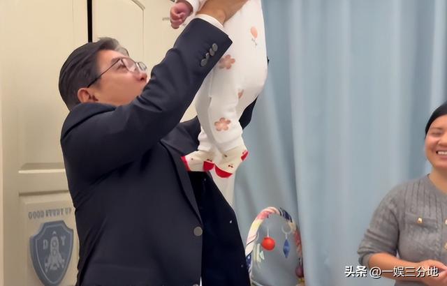 水均益跑泉州给女儿带娃	，和前妻罕见同框，主动搭话对方却不理他