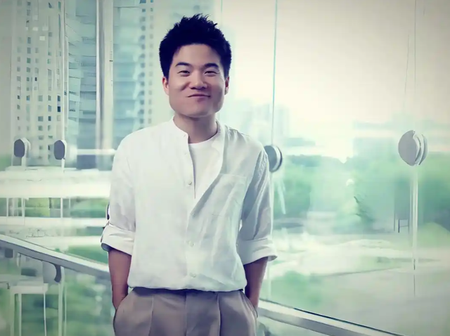 官媒发文，高调官宣32岁董宇辉喜讯，全网恭喜，终于等到这一天