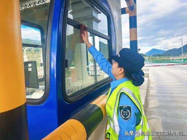 临夏分公司夏河收费站：护航草原旅游季，情暖高速“呀咕嘟”