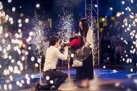 妻子和男闺蜜生下儿子，丈夫隐忍，在周岁宴上。放妻子不雅视频。图片