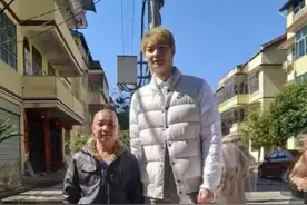 王哲林回家乡举办婚礼宴请全村！一个个敬酒，老婆陪伴，规格高！图片
