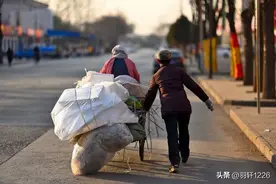 50岁阿姨自述：当住家保姆每月8000，虽然挣钱不少，可过得很纠结图片