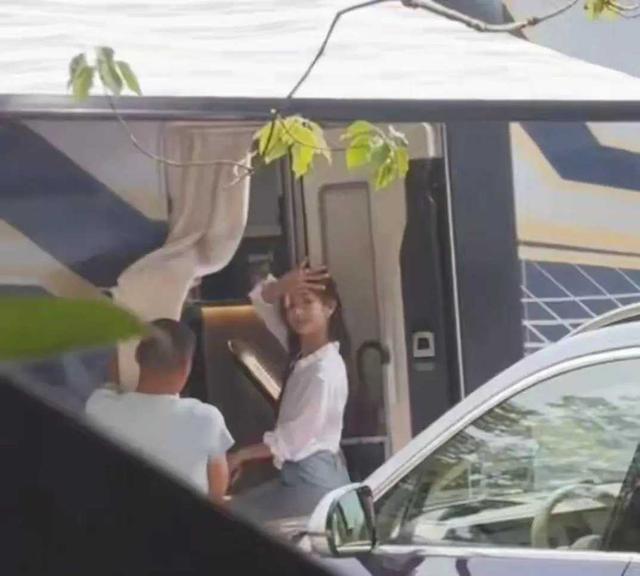 李一桐这身材真的太好了，35岁的年纪，不大不小，成熟稳重又可爱