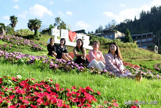 六盘水明湖花海盛开引游客赴一场秋日游约会