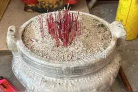 “香灰值千金，撒在四周旺子孙”，香灰的神奇力量你信吗？图片