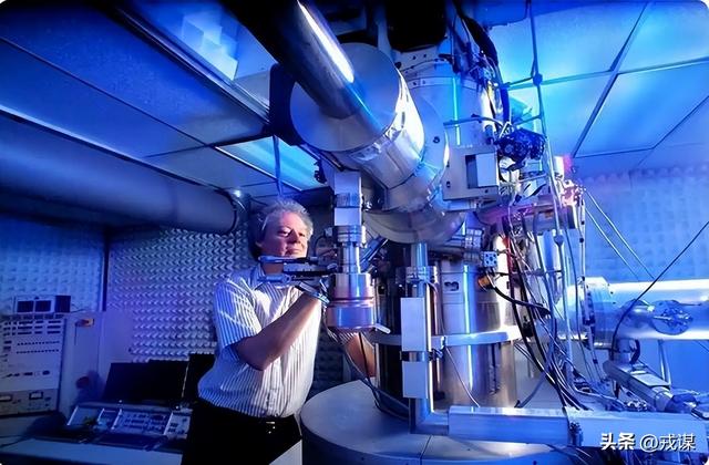 光子芯片界的“神级调色盘”：单色光秒变RGB，还不用插电！