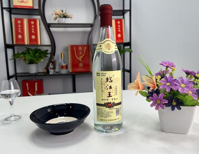 胖东来“自由爱”爆火后，又一白酒引疯抢，100%纯粮仅售128元！