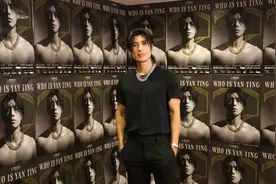 现场：周殷廷处男骚有粉丝抛底裤上台Jace险跌落台即抱腰英雄救美图片