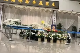 温医李晟灵堂曝光！工作照当遗照，鲜花摆到门口，研究生女儿学医图片