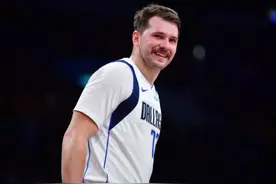 东契奇打了6个赛季，拿下11470分，同期詹姆斯科比和库里呢？图片