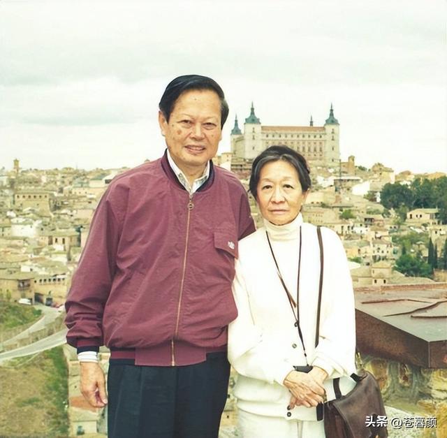 翁帆也没想到，丈夫杨振宁去世后，竟因生前一个举动再次口碑暴涨