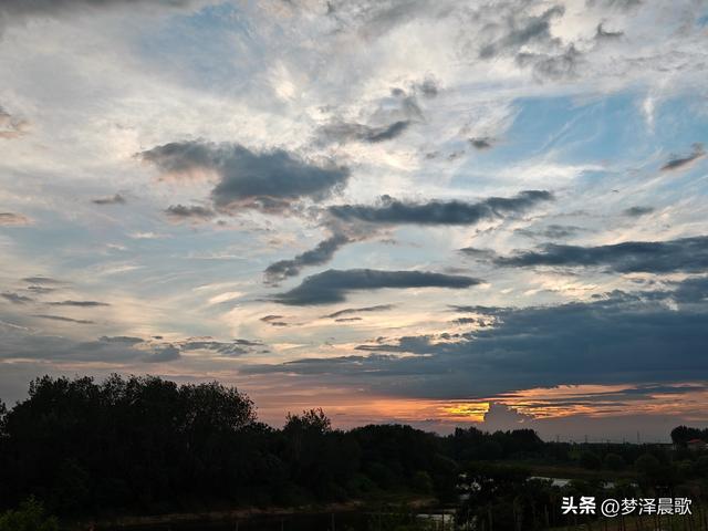 湖北云梦：天工挥彩绘就"霞光巨人"奇观