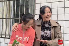 “川剧变脸唐氏女孩”走红网络 母亲：女儿像一块有洞的布 但一上舞台便闪闪发光图片