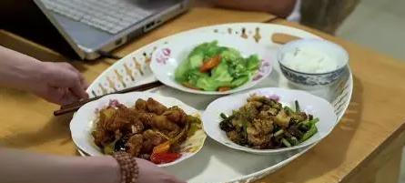 “老公，我们全家决定	，让我侄子住咱家”丈夫：我决定，年后离婚