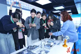 数控机床正在加工哪吒模型......全国大学生社会实践团调研华中数控图片