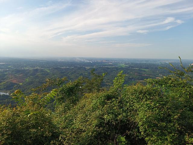 中国长寿之乡汉寿县的第一高峰，风景如画的金牛山风光。