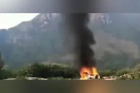 过分！男子买到抵押车后直接浇汽油把车烧了 “我不要你也别想要”图片