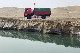 中国工人立功了！塔克拉玛干沙漠中造21个湖泊，沙漠有望变绿洲？图片
