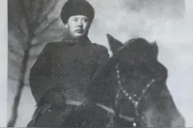 周总理宣读国家干部名单，傅作义起身高喊：毛主席英明共产党伟大图片