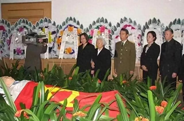 刘少奇的夫人王光美有多美？1940年在大学留影，那年19岁气质非凡