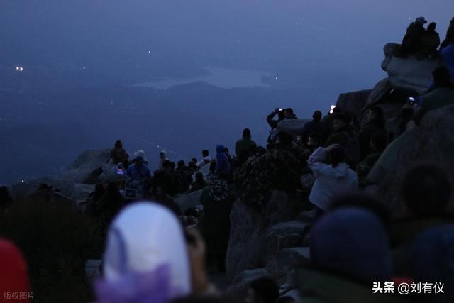 夜游泰山，一辈子总要来一回，感受下山顶的寒和阳光出现时的暖