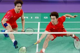 羽毛球男双决赛，“梁王”组合获得银牌图片