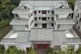 广西两违建豪宅寻主无果被按无主物拆除。网友表示：天大的笑话！图片