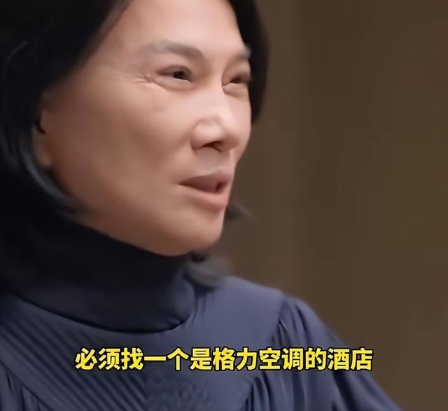 董明珠逛成都太古里，穿粉装大笑毫无架子，70多岁仍在拼事业