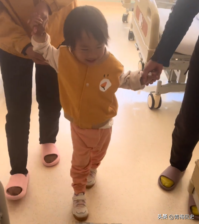辽宁四岁女童已能走路，爸爸向大山道谢，场面尴尬，恶心的事发生