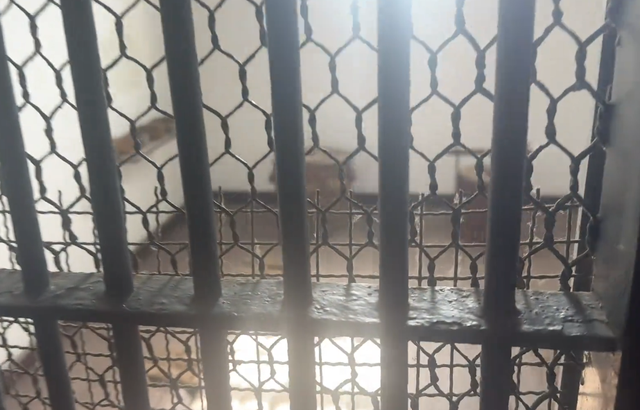 日本人带叔叔逛旅顺日俄监狱，看刑具落泪，道出日回避侵华原因