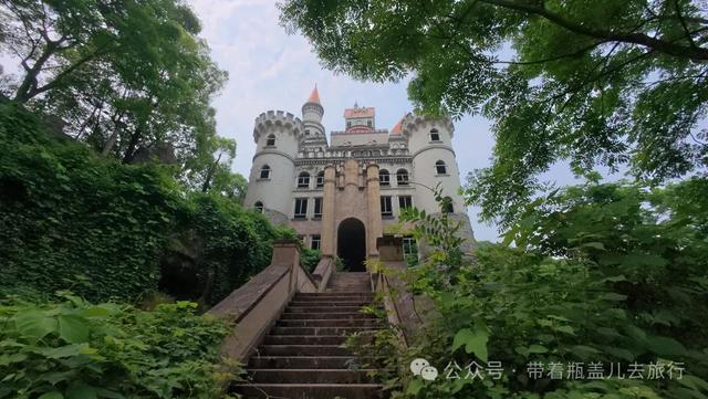 探秘重庆深山"鬼堡"，奢华废墟中暗藏玄机，背后真相到底是什么？