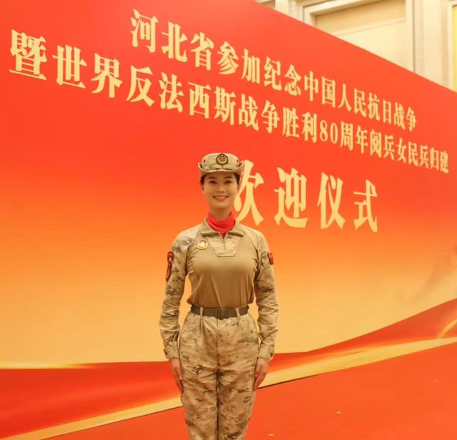 女民兵李思颖阅兵回家后仅半天，又官宣新身份，太牛了，全网恭喜