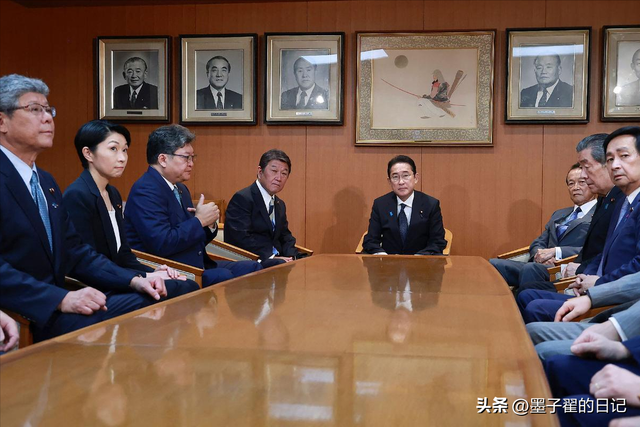 日本提前大选	，不到1天，高市收到“罢免通知”，商界也传来噩耗
