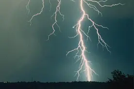 天上的一道闪电，是多少度电？人工引的雷电与自然闪电有何不同图片
