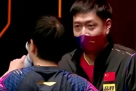 刘国正指导解说评价孙颖莎和邱贻可，两人相互成就，创造好成绩！图片