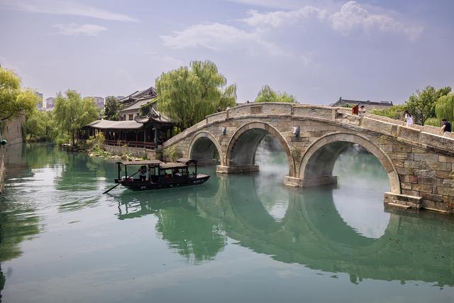 初秋的明水古城，古建筑与泉水交相辉映
