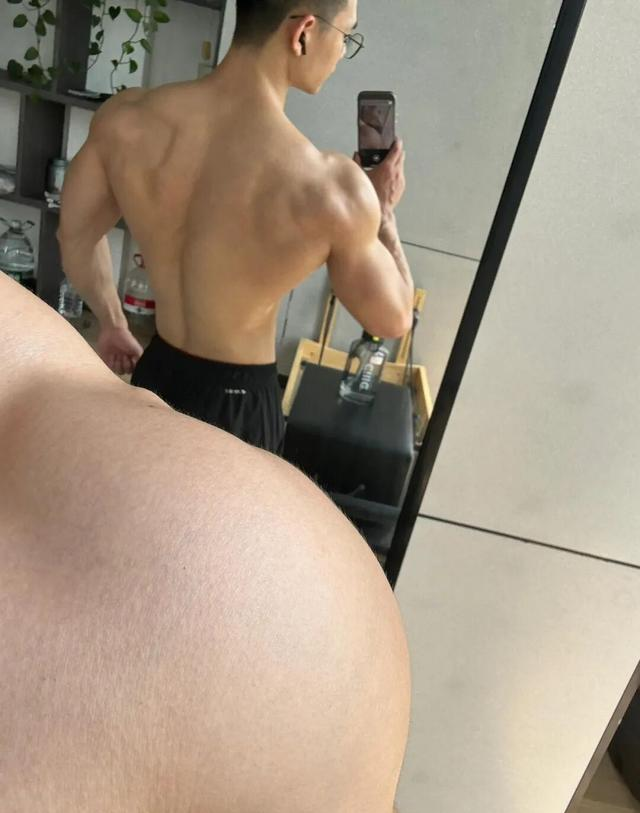 26岁北京自由健身教练	，晒泵感肌肉，这身材可以制霸健身房了