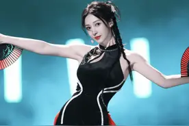 柳岩紧身旗袍摇扇起舞 生姿摇曳前凸后翘性感迷人图片