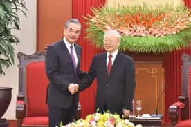 王毅访越获高规格接待，越外长现场点评王毅题字，对中国称呼变了图片