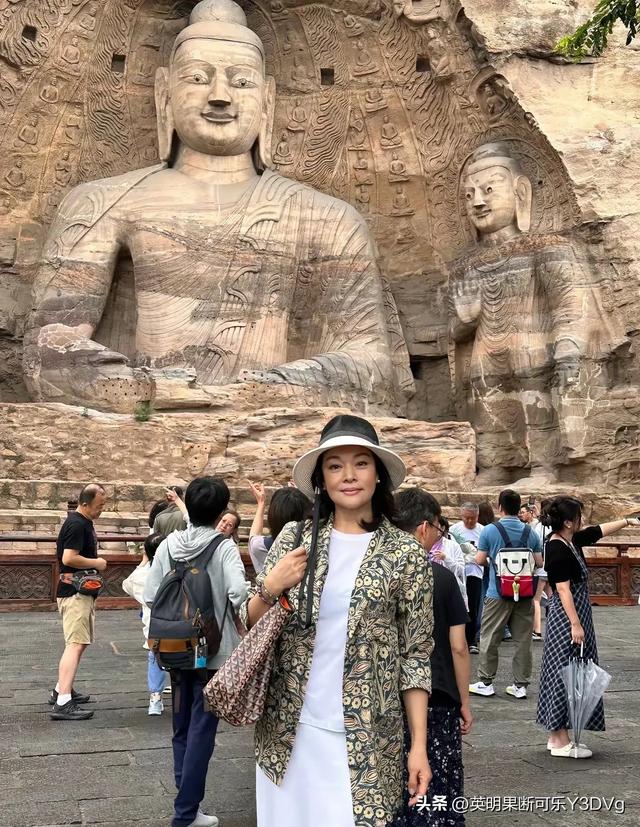 史可和儿子参观山西大同云冈石窟，史可的儿子超级好看又特别帅