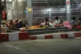 目光呆滞！缅甸大其力街头这么一群人露宿街头，令人心酸图片