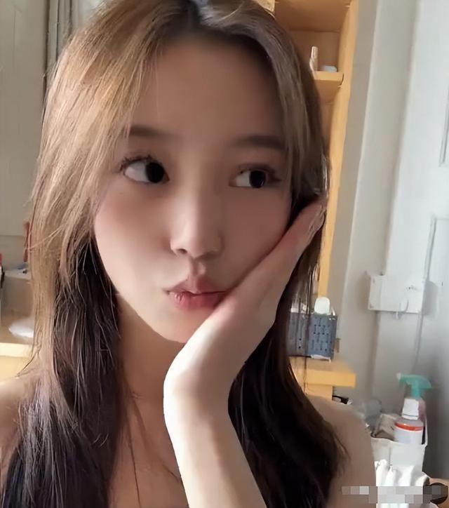 死心不息！劣迹艺人赵薇走投无路，15岁女儿成她的最后一根稻草