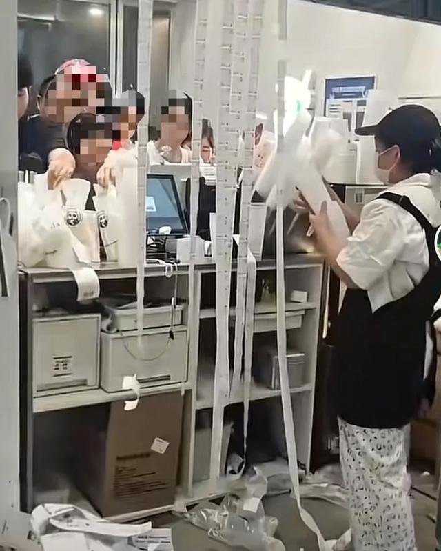 第一批“0元购”奶茶受害者，已经进医院了