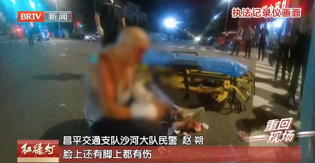 一七旬老人被摩托车撞飞致重伤,警方:吊销驾照,追究刑事责任!