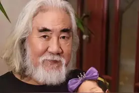 广州这一夜，不收礼金反送钱的网红许华升，给73岁张纪中上了一课图片