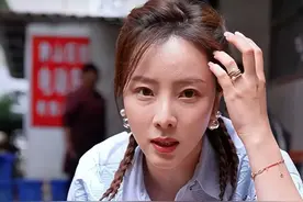 李思思现身桂林，坐在街边吃米粉打扮洋气，脸上卡粉闷痘皮肤不好图片