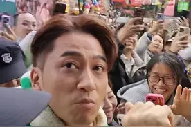 疯狂！吴卓羲在佛山被粉丝摸手扑倒，金句出圈火遍全网ong图片