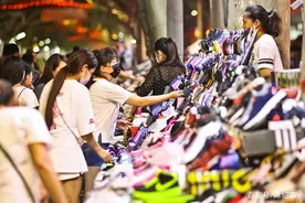 广西大学生摆摊“免费送袜子”，一个月赚够1年学费，套路新颖图片