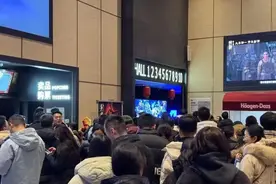 破纪录了！多地影院大排长龙人气爆棚，“取票都得半小时”，网友：堪比春运图片